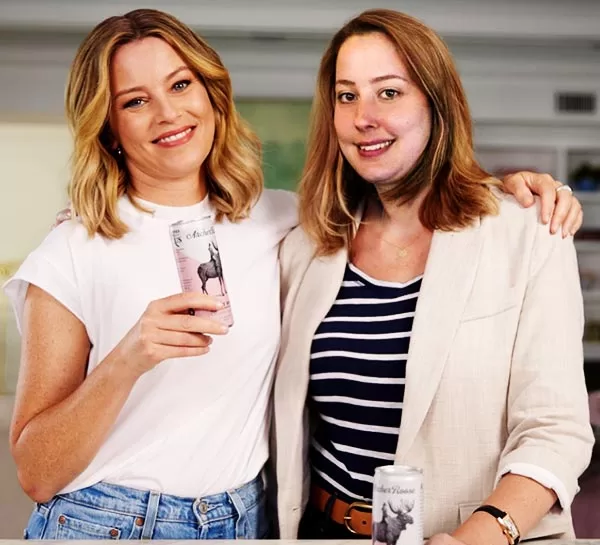 Elizabeth Banks siblings with her sister Sarah Mitchell