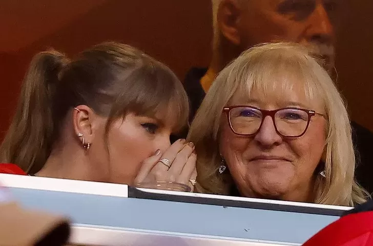 Taylor Swift with Travis' mother, Donna Kelce