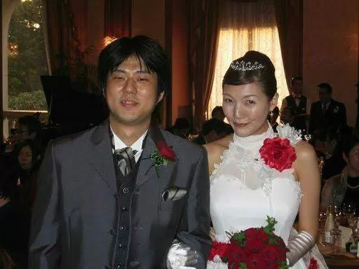 Chiaki Inaba and Eiichiro Oda in their wedding day